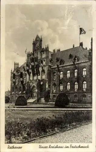 Ak Rathenow im Havelland, Kreishaus, Festschmuck, Fahnen, Uhr, Architektur