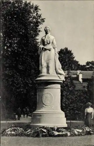 Ak Schwerin in Mecklenburg, Denkmal der Grossherzogin Alexandrine, Statue auf einem Sockel, Blume