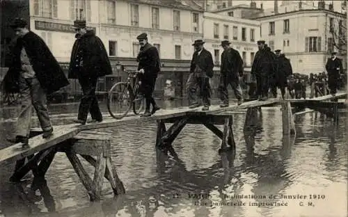 Ak Paris, Boulevard Saint Germain, Menschen auf einer Holzbrücke, Überschwemmung, Januar 1910, Fa