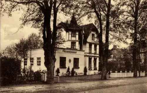 Ak Ahrensburg in Holstein, Fasanenhof, Hausansicht mit Bäumen,  