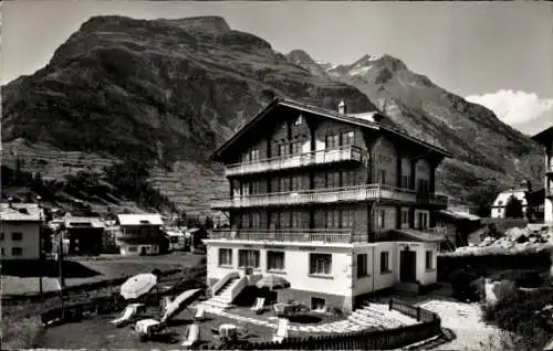 Ak Zermatt Kanton Wallis Schweiz, Dreigeschossiges Hotel, Berglandschaft, Terrasse mit Stühlen, S
