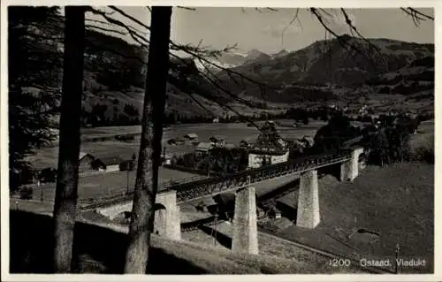 Ak Gstaad Saanen Kanton Bern, Viadukt, Berglandschaft, Wohnhäuser, Schwarz-Weiß-Foto