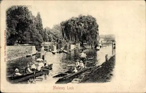 Ak Molesey Surrey England, Molesey Lock,  Boote, Wasserstraße, Bäume,  