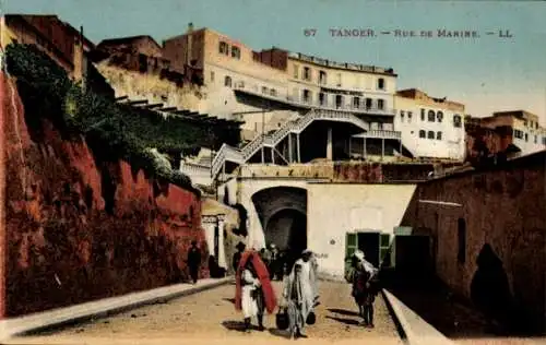 Ak Tanger Marokko, Bunte Darstellung einer Straße, Gebäude, Menschen in traditioneller Kleidung, 