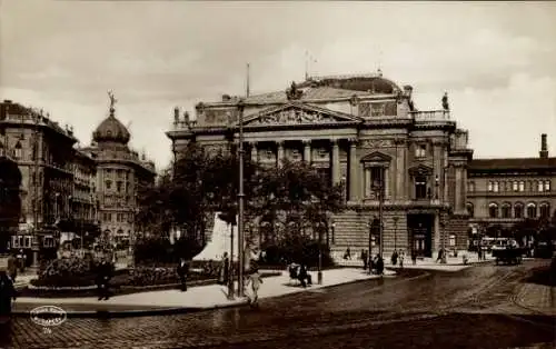 Ak Budapest Ungarn, Historisches Gebäude, geschäftige Straße, Personen und Straßenbahnen