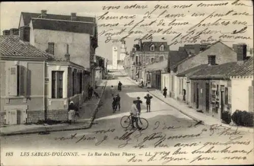 Ak Les Sables d'Olonne Vendée, La Rue des Deux Phares