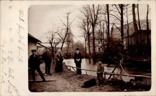 Foto Ak Weickersdorf Bischofswerda in Sachsen, Teilansicht, Anwohner am Ufer