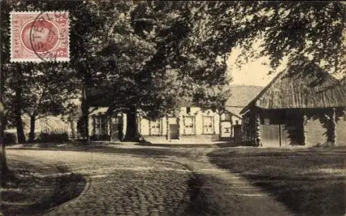 Ak Westerloo Westerlo Flandern Antwerpen, Haus mit Reetdach, Kopfsteinpflasterstraße, Bäume, P...