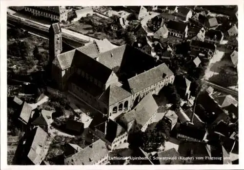 Ak Alpirsbach im Kreis Freudenstadt, Fliegeraufnahme von der Stadt, Kloster