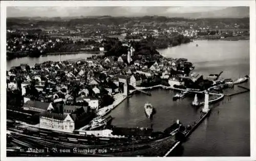 Ak Lindau am Bodensee Schwaben, Luftaufnahme von  Hafen, Stadtansicht, viele Häuser