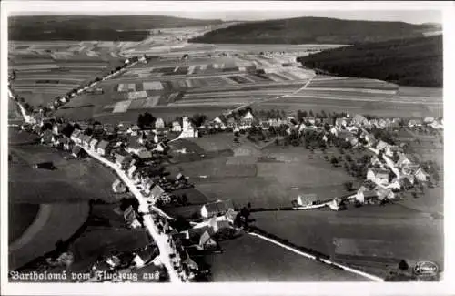 Ak Bartholomä in Württemberg, Luftaufnahme von  landwirtschaftliche Felder, kleine Häuser, Kirche