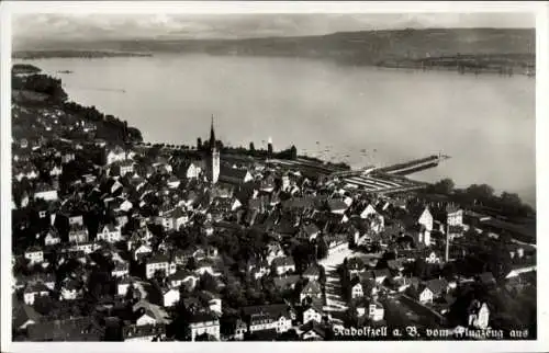 Ak Radolfzell am Bodensee, Luftaufnahme von Radolfzell, Bodensee, Kirche, Hafen