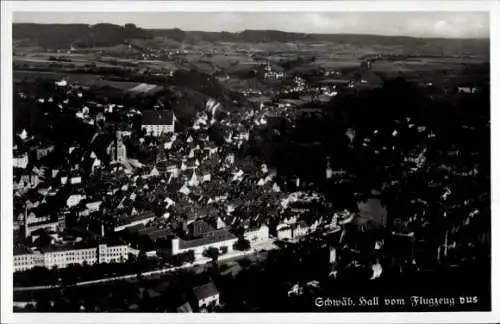 Ak Schwäbisch Hall in Württemberg, Luftaufnahme,  Stadt, grüne Landschaft, Gebäude