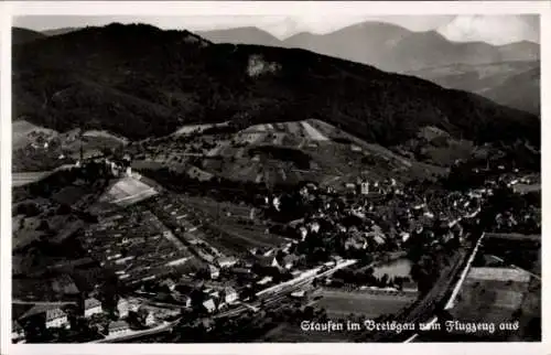 Ak Staufen im Breisgau, Luftaufnahme von Staufen, Weinberge, Berge im Hintergrund
