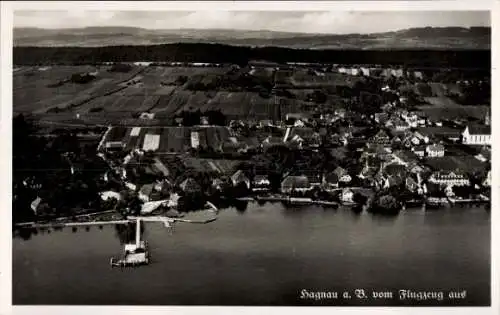 Ak Hagnau am Bodensee, Luftaufnahme von Hagnau, Bodensee, idyllische Landschaft, Wasserfront