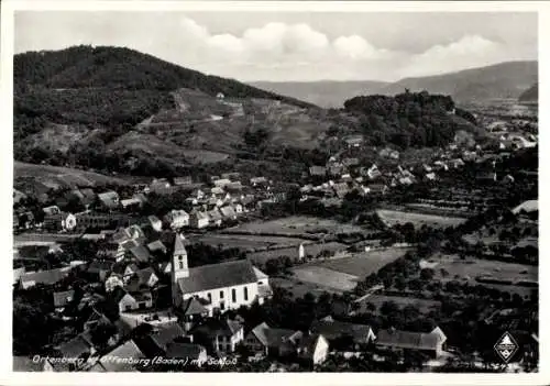 Ak Offenburg in Baden Schwarzwald, Schwarzwaldlandschaft, Ort mit Kirche, viele Häuser