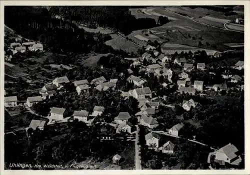 Ak Uehlingen Ühlingen Birkendorf im Schwarzwald, Luftaufnahme von  zahlreiche Häuser, umgebende L