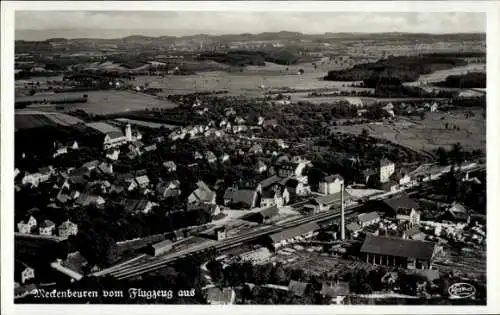 Ak Meckenbeuren in Oberschwaben Württemberg, Luftaufnahme von  ländliche Landschaft, Häuser, Bahn