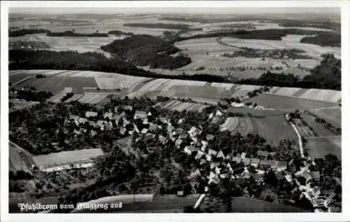 Ak Pfahlbronn Alfdorf in Württemberg, Luftaufnahme von  ländliche Umgebung, viele Dächer