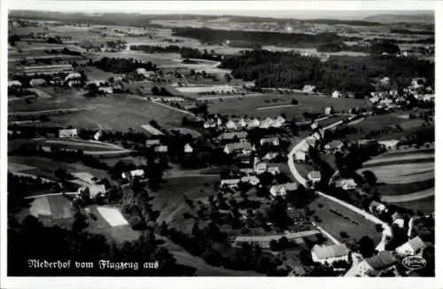 Ak Dolní Dvůr Niederhof Riesengebirge Region Königgrätz, Luftaufnahme, ländliche Umgebung, Häuser