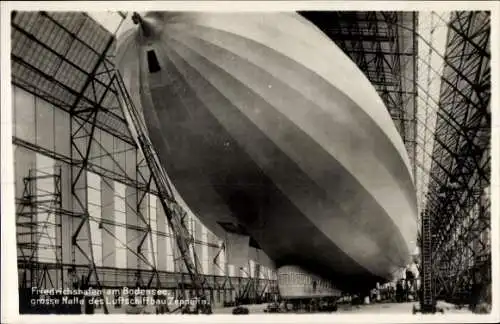 Ak Friedrichshafen am Bodensee, Große Halle des Luftschiffbau Zeppelin, LZ 126, Graf Zeppelin