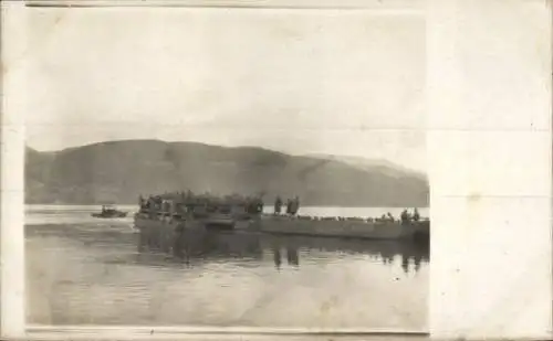 Foto Ak Ochrida Ohrid Mazedonien, Fähre auf dem Ochrida-See, Übersetzen des Bataillons, 1. WK