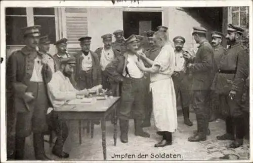Ak Deutsche Soldaten in Uniformen, Impfen der Soldaten, I WK