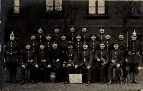Foto Ak Feldzug 1914 - 1915, Gruppenfoto der Soldaten in Uniform 