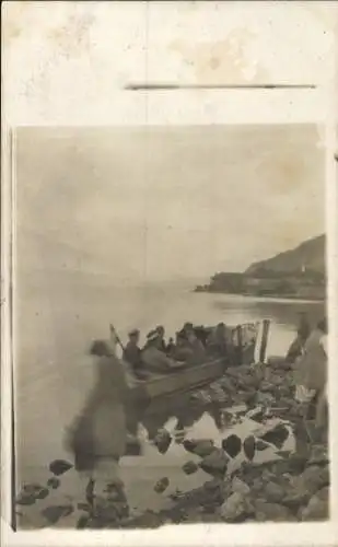 Foto Ak Mazedonien 1. WK, Österreichisches Motorboot, Überfahrt mit deutschen Offizieren