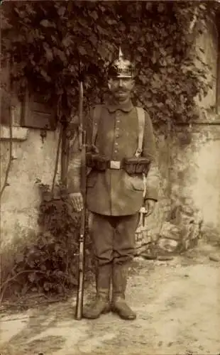 Ak kaiserlicher Soldat in Uniform mit Waffe