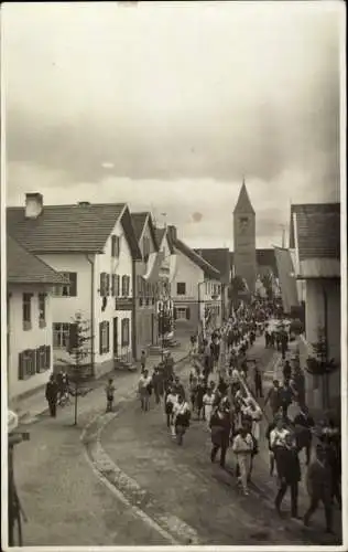 Foto Ak Obergünzburg im Allgäu, Straßenpartie, Kirche, Festzug
