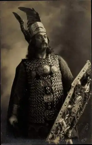 Foto Ak Schauspieler Alex Otto, Portrait in Rüstung, Schauspielhaus Hamburg