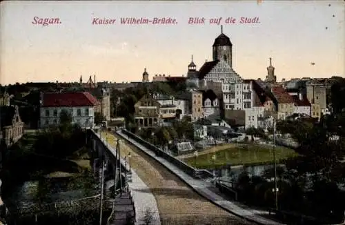 Ak Żagań Sagan Schlesien, Kaiser Wilhelm-Brücke, Blick auf die Stadt, Farbige Ansicht