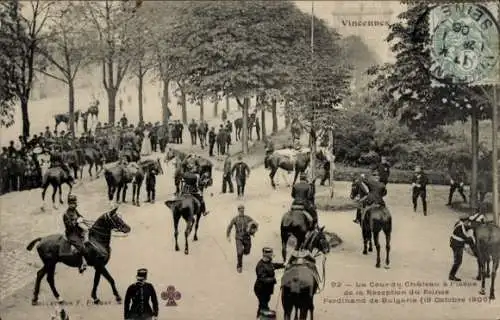 Ak Vincennes Val de Marne, La Cour du Chateau a l'issue de la Reception du Prince Ferdinand de Bulg.