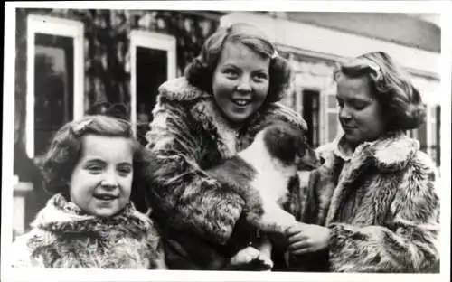 Ak Prinzessinnen Beatrix, Irene u. Margriet der Niederlande, Pelzmäntel, junger Hund, Soestdijk 1959
