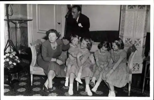Ak Niederländisches Königspaar, Prinzessinnen, Soestdijk 1950