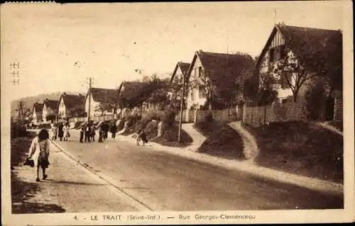 Ak Le Trait Seine Maritime, Straßensicht, Häuser, Menschen, Rue Georges-Clemenceau