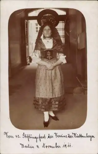 Ak Berlin Schöneberg, Frau in Tracht, Stiftungsfest, Württemberger Verein, 1911