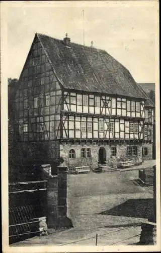 Ak Auleben Heringen an der Helme Thüringen, Historisches Fachwerkhaus, Platz mit Bänken, kein ...