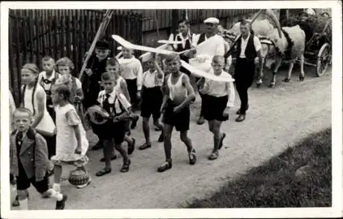 Ak Kleinneuschönberg Olbernhau im Erzgebirge, Jugendliche bei Umzug, Trachten, Instrumente, Pf...