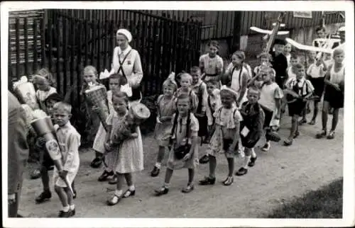 Ak Klein Neundorf Görlitz in der Lausitz, Kinderumzug, traditionelle Kleidung, Instrumente, lä...