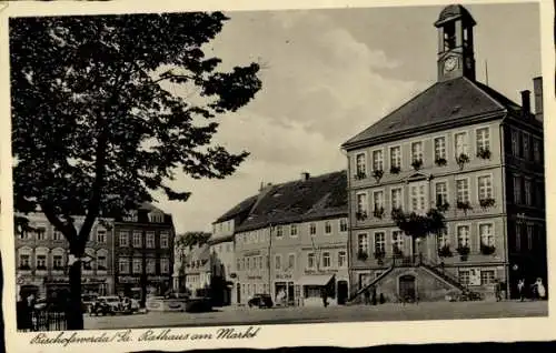Ak Bischofswerda in Sachsen, Rathaus am Markt, Gebäude mit Uhrturm, Bäume