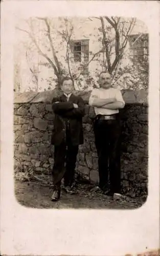 Foto Ak Canitz Christina Kubschütz in der Lausitz Sachsen, zwei Männer, Standportrait, Mauer