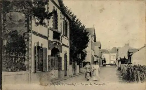 Ak La Bernerie en Retz Loire Atlantique,  Straße von Noirmoutier, zwei Frauen, Häuser, Bäume