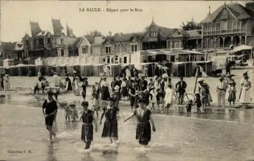 Ak La Baule Loire Atlantique, Strand mit Menschen,  Architektur, Bademode, Wasseraktivitäten