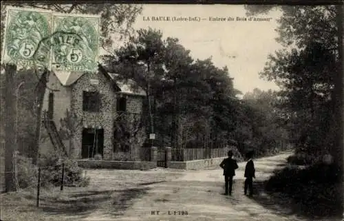 Ak La Baule Loire Atlantique, Waldweg, alte Steinhäuser, Bäume, Personen
