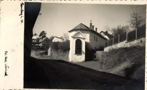 Ak Steinberg im Vogtland, Dorfstraße, kleines weißes Haus, Häuser im Hintergrund, Natur