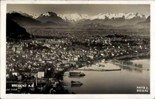 Ak Bregenz am Bodensee Vorarlberg, Schwarz-Weiß-Ansicht von  Berge im Hintergrund, See sichtbar, 