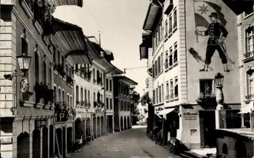 Ak Thun Kanton Bern Schweiz, Hauptgasse,  Architektur, Straße mit Häusern und Wandmalerei