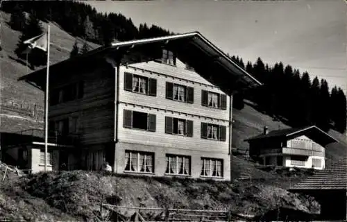 Ak Adelboden Kanton Bern Schweiz, Ferienhaus Mon-Rève, Gebäude, Schweizer Flagge, Wald, Berge